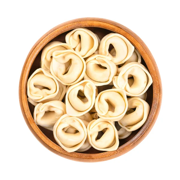 Okokt Torkad Tortellini Träskål Industriellt Tillverkade Stoppade Dumplings Italiensk Pasta — Stockfoto