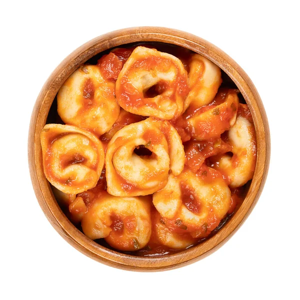 Kokt Tortellini Klädd Tomatsås Träskål Industriellt Tillverkade Fyllda Dumplings Italiensk — Stockfoto