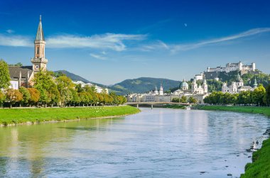 Salzburg, Avusturya, Salzach Nehri 'nin karşısındaki Eski Şehir, Salzburg Katedrali ve uzakta Hohensalzburg Kalesi. Soldaki Hıristiyan Kilisesi veya Avusturya Lüteriyen Kilisesi..