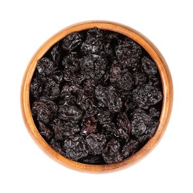 Kurutulmuş ekşi kiraz, turta ya da cüce kirazları, ahşap bir kasede. Koyu kırmızı tarla kuşu Morello kirazı, kirazdan daha asitli olan erik Cerasus 'un küçük meyveleri. Makro yemek fotoğrafı..