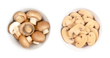 Ekilmiş kahverengi mantarlar, taze ve konserve dilimler, beyaz bir kasede. Agaricus bisporus, ya da şampiyonlar, yaygın, düğmeli ya da masa mantarı. Yakından, yukarıdan, beyaz üzerine izole edilmiş, yemek fotoğrafı..