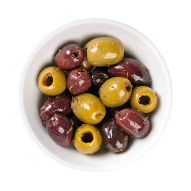 Kalamata ve yeşil zeytin, beyaz bir kasede. Doğal zeytinyağında saklanmış organik yeşil ve siyah Yunan zeytinlerinin karışımı. Meşhur masa zeytinleri, atıştırmalık, aperatif ya da garnitür olarak kullanılır..