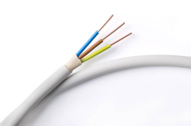 IEC standart renk kodundan sonra modern Avrupa evlerinde elektrik kabloları bulundu. Koruyucu iletkenler olarak sarı-yeşil renkli kablolar, nötr iletkenler olarak mavi ve tek fazlı iletkenler olarak kahverengi.