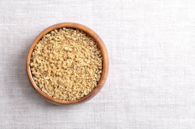 Çarşaf kumaşında ahşap bir kasede kurumuş mürver çiçekleri, boş bir alanda. Mürver çayı, Flos Sambuci, Avrupalı siyahi yaşlı Sambucus Nigra 'nın kurumuş çiçekleri. Geleneksel tıpta kullanılan bitki çayı..