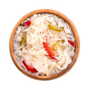 Puszta salatası, ahşap kasede lahana salatası turşusu. Popüler Macar mezesi, ince dilimlenmiş lahana, salatalık, biber ve soğan dilimlenmiş ve tatlı ekşi beyaz sirke suyunda korunmuş..