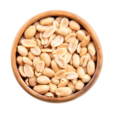 Ahşap bir kasede kavrulmuş fıstık. Hazır atıştırmalık yiyecekler, Arachis hipogaea meyvelerinden yapılır, ayrıca yer fıstığı, yer fıstığı, yer fıstığı, pindar veya maymun fındığı olarak da bilinir. Yaklaş, yukarıdan izole edilmiş. Fotoğraf.