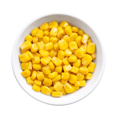 Konserve mısır, sebzeli mısır, beyaz kasede tatlı mısır taneleri. Süt halindeyken toplanan mısırların çeşitliliği. Tamamen pişmiş çekirdekler, korunmuş ve yemeye hazır. Yukarıdan izole edilmiş..