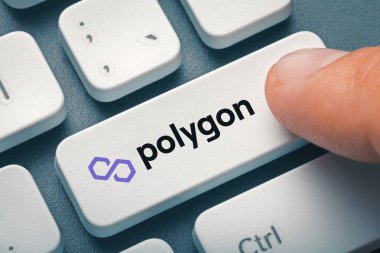 Erkek parmak, çokgen logolu bilgisayar tuşuna basıyor. Kripto para değişimi veya ticaret konsepti.