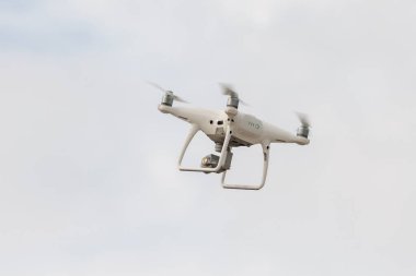 Uav insansız hava aracı dijital kamera ve çekim ortamı ile uçuyor. 