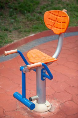 Kamu parkındaki spor ekipmanlarının ya da spor aletlerinin yakın çekim fotoğrafı. 
