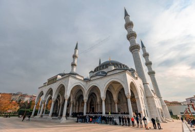 Ankara-Türkiye, 09 Aralık 2022: Türk Müslümanlar Ulus 'taki Melike Hatun Camii I Melike Hatun Camii' nde namaz kılıyor. Bu cami 2017 yılında klasik İslami tasarım ve Ankara 'nın en popüler simgelerinden biri ile inşa edilmiştir..
