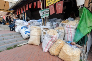 Ankara-Türkiye, 09 Aralık 2022: Ankara Kaleici 'deki eski yerleşim alanı olan Ankara Kaleici' deki çarşaf pazarında yün satan ve satın alan bir dükkan. 