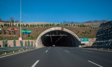 Kocaeli-Türkiye, 21 Aralık 2022. Ankara-İstanbul otoyolu üzerindeki Erkan Ömerbeyoğlu tünelinin girişi.