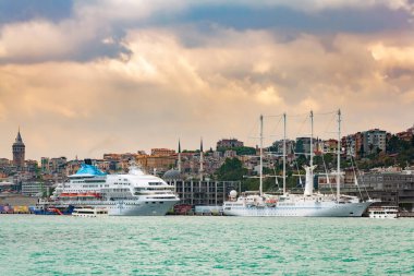 İstanbul-Türkiye, 28 Mayıs 2016: Celestyal Kristal ve Rüzgar Yıldızı yolcu gemileri İstanbul, Türkiye 'ye yanaştı. İstanbul, Rus, Ukraynalı, Alman ve İngiliz turistler için en popüler turizm beldesi. 