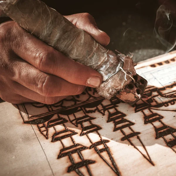 Artysta Używający Narzędzia Pirograficznego Tworzenia Pirograwiury Palenie Drewna Pirograficznym Piórem — Zdjęcie stockowe
