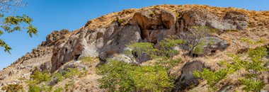 Türkiye 'nin Konya kentindeki Sille köyü yakınlarındaki mağaraların panoramik manzarası. İlk Hıristiyan dönemi.