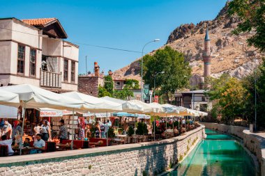 Sille-Türkiye: 05 Eylül 2021: Konya 'nın Sille köyündeki su kanalının yanındaki kafelerde oturan insanlar. Alışveriş yapan ya da sokaklarda gezen insanlar.. 