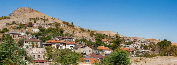トルコ共和国コンヤ県に位置する石造りの家とシルル村の風景のパノラマビュー — ストック写真