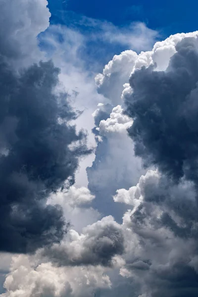 현수막이나 광고판을 굴리기 어둡고 구름을 배경으로 — 스톡 사진