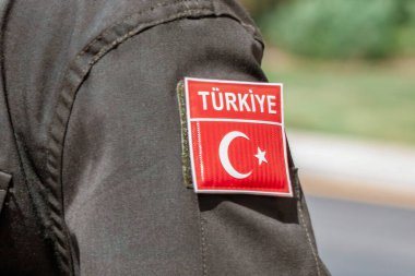 Yakın plan Türkiye bayrağı bir piyade üniformasının yamasında.