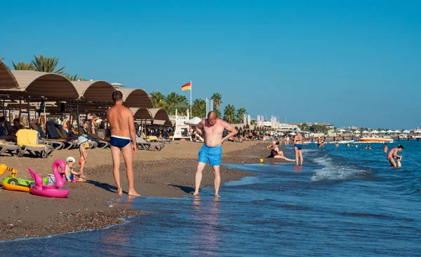 Анталья Турция Сентября 2022 Люди Загорают Купаются Гуляют Пляжу Летом — стоковое фото
