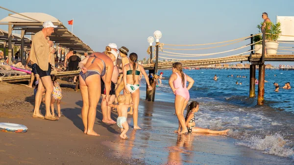 Antalya Türkei September 2022 Gruppe Von Menschen Strand Bei Sonnenuntergang — Stockfoto