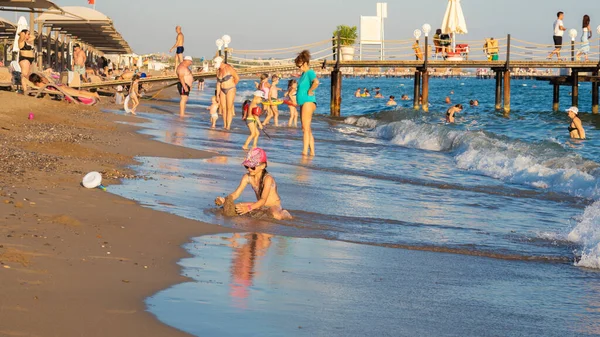 Antalya Turquia Setembro 2022 Pessoas Tomando Banho Sol Nadando Andando — Fotografia de Stock
