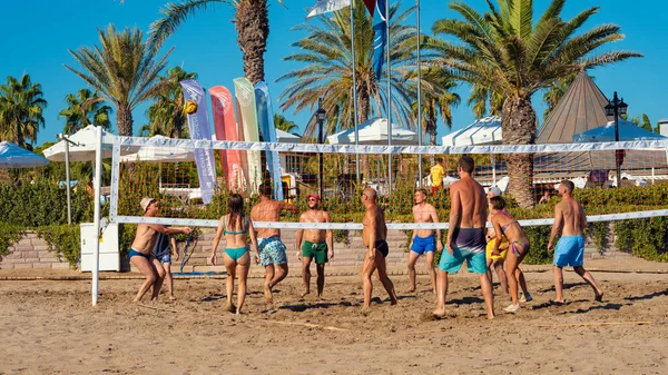 Antalya Turquia Setembro 2022 Grupo Pessoas Jogando Vôlei Praia Tarde — Fotografia de Stock
