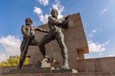 Ankara-Türkiye: 17 Haziran 2023: Guvenpark, Ankara 'daki Güven Anıtı (Güven Anıtı). Kizilay Meydanı 'ndaki Guven Park' ta bronz heykeller. Ankara 'nın ünlü tarihi simgesi.