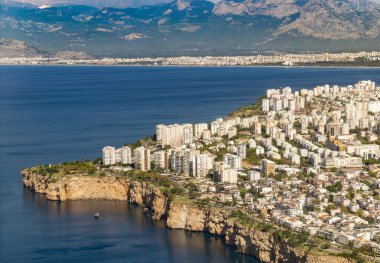 Antalya ve Falezler 'ın hava görüntüsü sahil, binalar, deniz ve uçak penceresindeki motor. Türkiye 'ye Seyahat kavramı. 