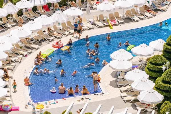 Antalya, Türkiye: 23 Temmuz 2023: İnsanlar yüzme havuzunda yüzüyor, güneşleniyor ve otelde başka etkinlikler yapıyorlar. Türkiye 'de yaz tatili.