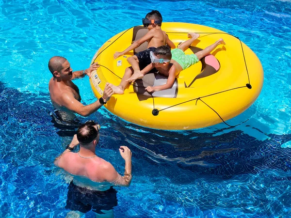 アンタルヤ トルコ 2023年6月24日 夏のプールでフロートで絵文字の形をした膨脹可能な乗り心地で楽しい子供たち 子供のための水おもちゃやフロート 子供のための健康的なスポーツ — ストック写真