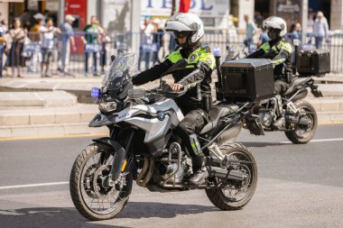 Ankara-Türkiye: 30 Ağustos 2023: Ankara 'da yürüyüş sırasında resmi motosiklete binen iki polis memuru. 