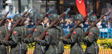  Ankara-Türkiye: 30 Ağustos 2023: Tüfekli bir grup Türk askeri 30 Ağustos 'ta Ankara' da yürüyüş yapıyor, Zafer Günü yürüyüşü. 