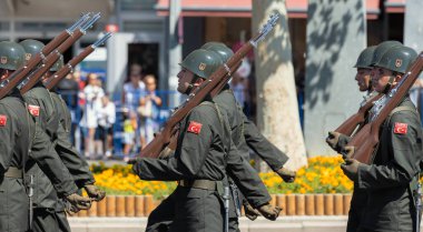  Ankara-Türkiye: 30 Ağustos 2023: Tüfekli bir grup Türk askeri 30 Ağustos 'ta Ankara' da yürüyüş yapıyor, Zafer Günü yürüyüşü. 