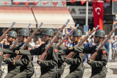  Ankara-Türkiye: 30 Ağustos 2023: Tüfekli bir grup Türk askeri 30 Ağustos 'ta Ankara' da yürüyüş yapıyor, Zafer Günü yürüyüşü. 