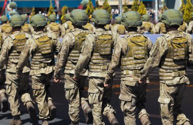  Ankara-Türkiye: 30 Ağustos 2023: Atatürk 'ün dev bir portresini taşıyan ve 30 Ağustos' ta Ankara 'da yürüyüş yapan Türk askerlerinin Zafer Günü geçit töreni. 