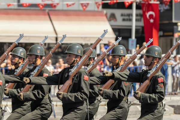  Ankara-Türkiye: 30 Ağustos 2023: Tüfekli bir grup Türk askeri 30 Ağustos 'ta Ankara' da yürüyüş yapıyor, Zafer Günü yürüyüşü. 