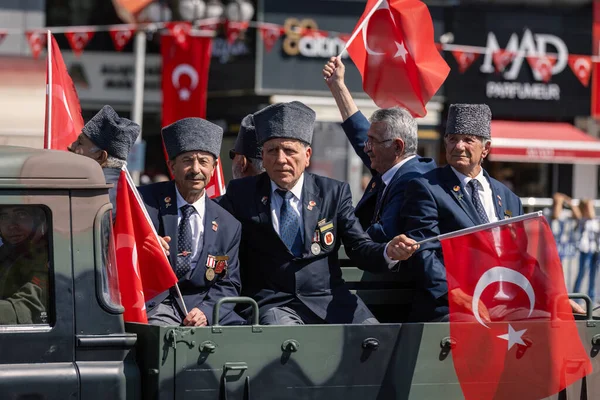 安卡拉 土耳其 2023年8月30日 8月30日 在安卡拉街头举行的阅兵式上 塞浦路斯退伍军人向公众致敬 — 图库照片#