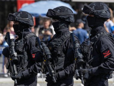 Ankara-Türkiye: 30 Ağustos 2023: 30 Ağustos 'ta Ankara' da düzenlenen Zafer Günü geçit töreninde otomatik tüfekler ve siyah üniformalı Türk jandarma operasyon ekibi görülüyor. Töreni izleyen insanlar.