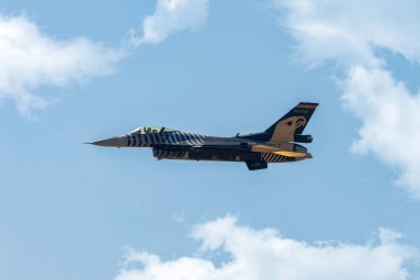 Ankara-Türkiye: 2 Eylül 2023: Teknofest Ankara sırasında havada uçan Türk F-16 C Blok-40 uçağı. Pilot izleyicileri selamlıyor.