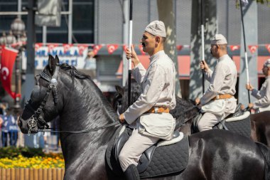 Ankara-Türkiye: 30 Ağustos 2023: 1919-1923 dolaylarından kalma Türk süvarileri, 30 Ağustos 'ta eski usul üniforma ve teçhizat taşıyan atlarla Ankara' da Zafer Günü geçit töreni. Töreni izleyen insanlar.