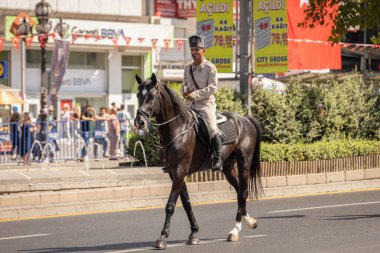 Ankara-Türkiye: 30 Ağustos 2023: 1919-1923 yılları arasında eski tarz üniforma ve ekipmanlarla Ankara 'da Zafer Günü geçit töreni düzenlendi. Töreni izleyen insanlar.