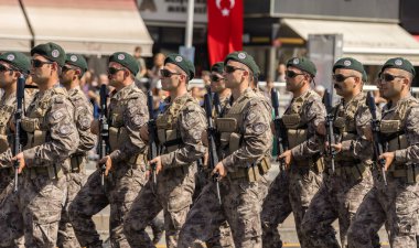 Ankara-Türkiye: 30 Ağustos 2023: 30 Ağustos 'ta Ankara' da düzenlenen Zafer Günü geçit töreninde otomatik tüfekleri ve üniformaları bulunan Türk Özel Operasyonlar Timi. Töreni izleyen insanlar.