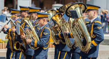 Ankara-Türkiye: 30 Ağustos 2023: Türk Hava Kuvvetleri askeri bandosu 30 Ağustos 'ta müzik aletleriyle yürüdü, Ankara' da Zafer Günü geçit töreni. 