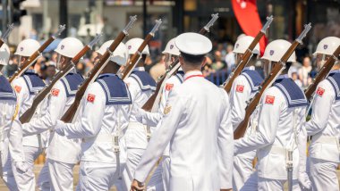 Ankara-Türkiye: 30 Ağustos 2023: Türk Deniz Kuvvetleri 'nden bir grup asker 30 Ağustos' ta tüfeklerle yürüyüş, Ankara 'da Zafer Günü yürüyüşü. 