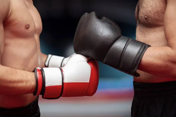 Zwei Boxer Vor Beginn Eines Kampfes Vor Verschwommenem Ring Kampfkunst — Stockfoto
