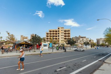 Varosha-Kuzey Kıbrıs: 18 Ekim 2023: Terk edilmiş Varosha şehrinin sokaklarında dinlenen ve keşfe çıkan insanlar; Kapali Maras, Famagusta, Kuzey Kıbrıs.