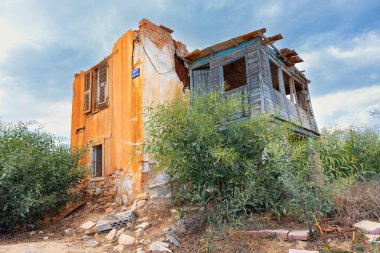 Varosha-Kıbrıs: 18 Ekim 2023: Terk edilmiş Varosha şehrindeki yüzlerce yıkıcı binadan biri; Kapali Maras, Famagusta, Kuzey Kıbrıs.