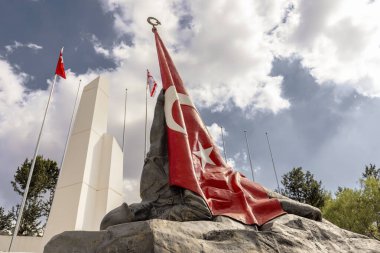 Kyrenia-Kıbrıs: 18 Eylül 2023: Bogaz Askeri Mezarlığı 'nda Türkiye bayrağı taşıyan yaralı bir Türk askerinin anıtının ayrıntıları.